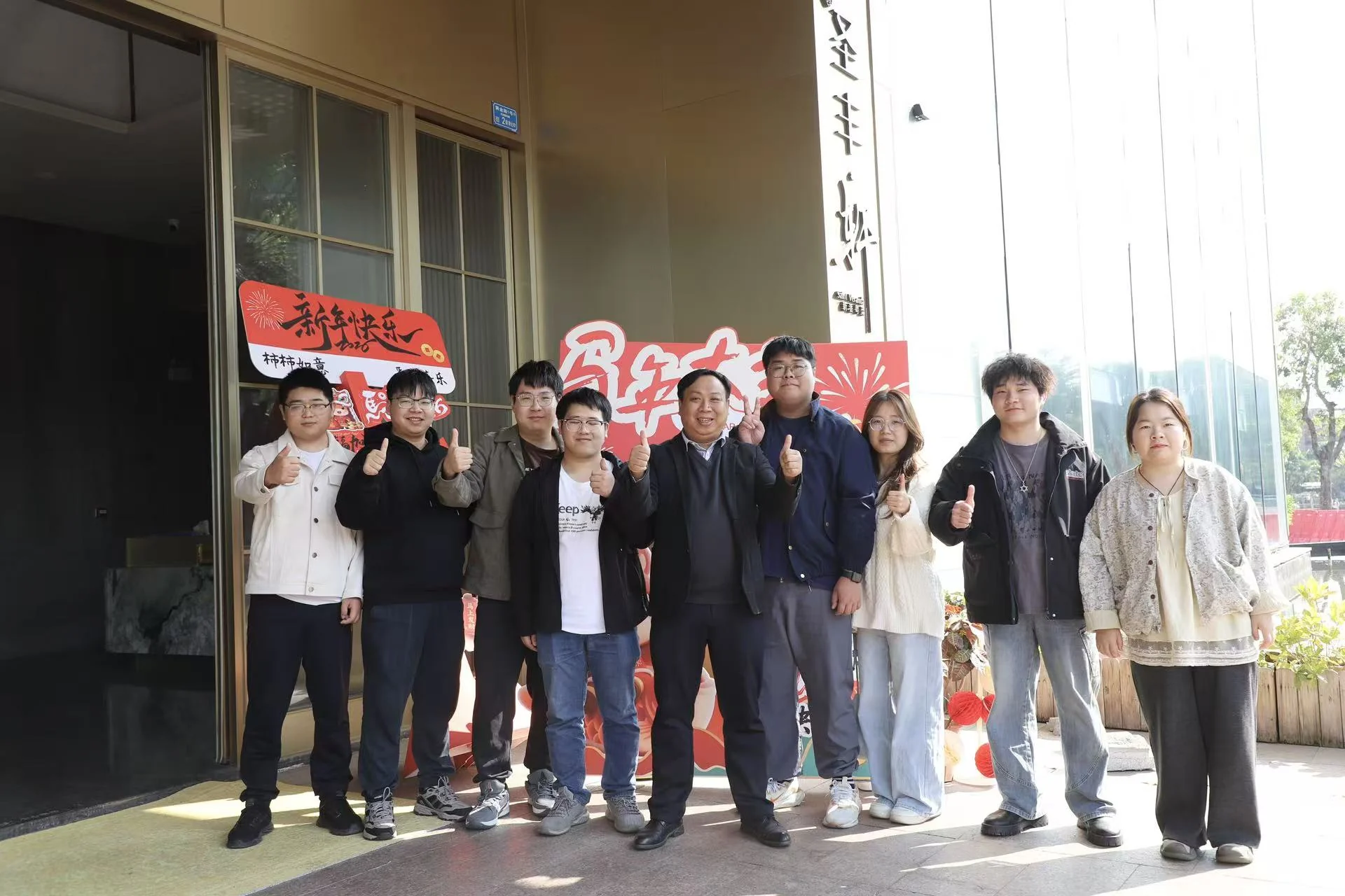 关衡集团2025年年会 · 团队合影 · 工作中的伙伴，年会上的笑脸